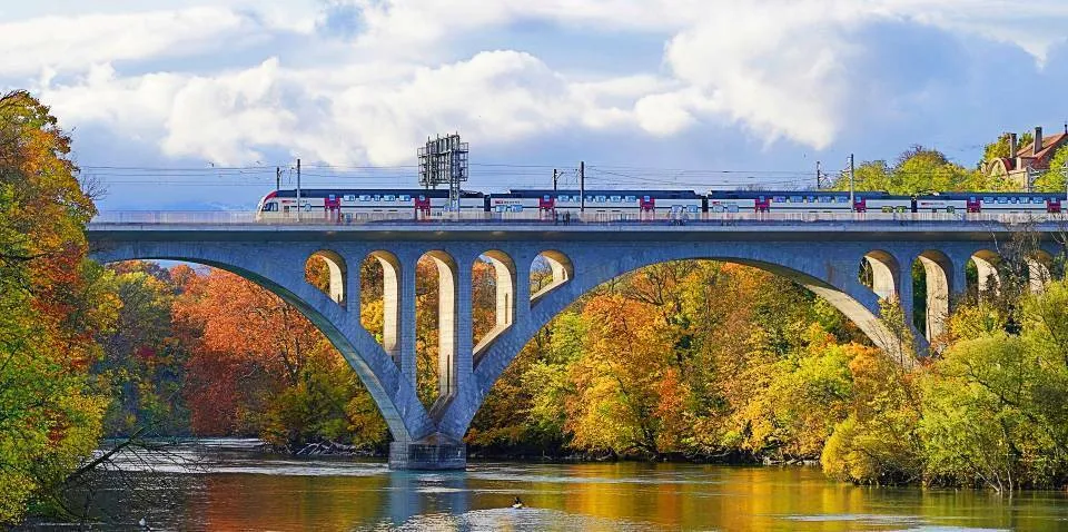 Train Suisse et fleuve Rhone